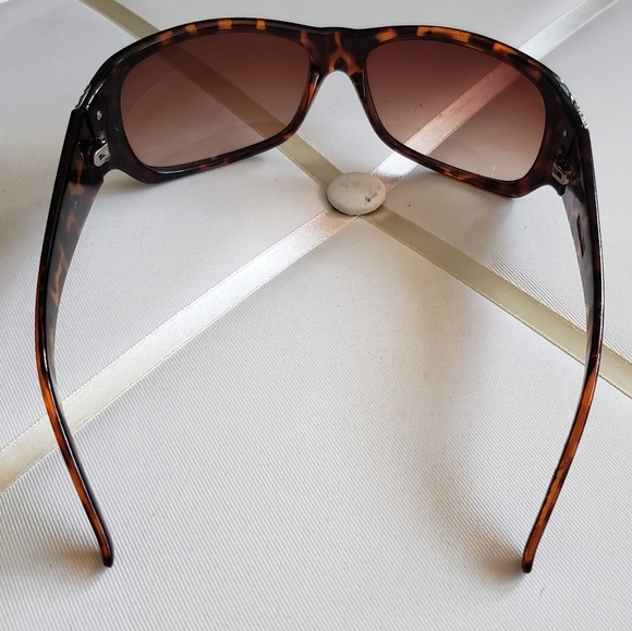 *3/$15Square Tortoise Sunglasses - Picture 4 of 6